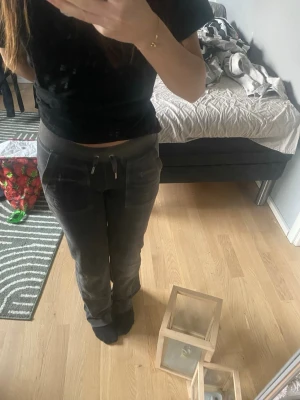 Juicy Couture byxor mörkgrå XXS bakfickor - Säljer ett par Juicy Couture Connor byxor i mörkgrå färg, storlek XXS.  Trendiga byxor med bakfickor och skön passform.  Byxorna är använda och har lite slitage (små märken), men är fortfarande i bra skick och funkar fint till vardags.  Säljer eftersom de inte används längre.  Pris kan diskuteras