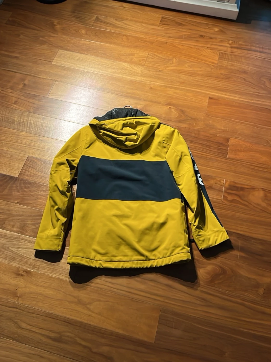 Gul och svart vindjacka från 8848
