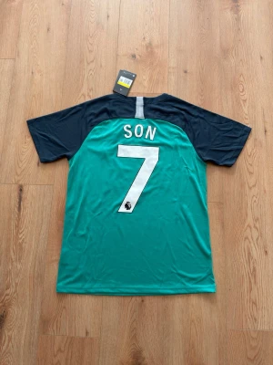Tottenham Son retro fotbollströja - Helt oanvänd med tags kvar och påse. Storlek small. Skriv privat för fler bilder eller vid funderingar!