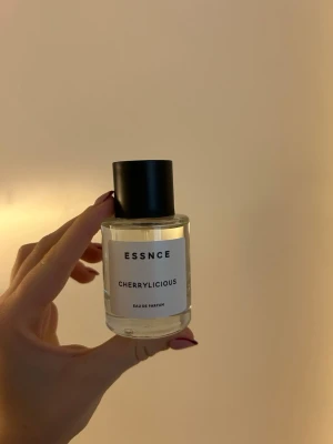 ESSNCE Cherrylicious Eau de Parfum - Parfym från ESSNCE med doften Cherrylicious. Endast testad