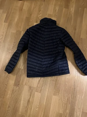 Peak Performance jacka - Snygg vårjacka från Peak Performance. Passar jättebra nu när det blir lite varmare. Är storlek 170 barn men kan funka som xs