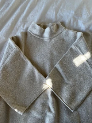 Beige stickad tröja med polokrage från Zara - Mysig beige stickad tröja med hög polokrage och vida ärmar. Tröjan är från Zara och är i storlek S, aldrig använd ! 