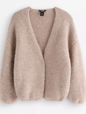 Kofta från Lindex - Säljer min kofta från Lindex då den inte kommer till användning. Den har inga defekter och bara använd 3 gånger. Skriv till mig om ni vill ha egna bilder🥰