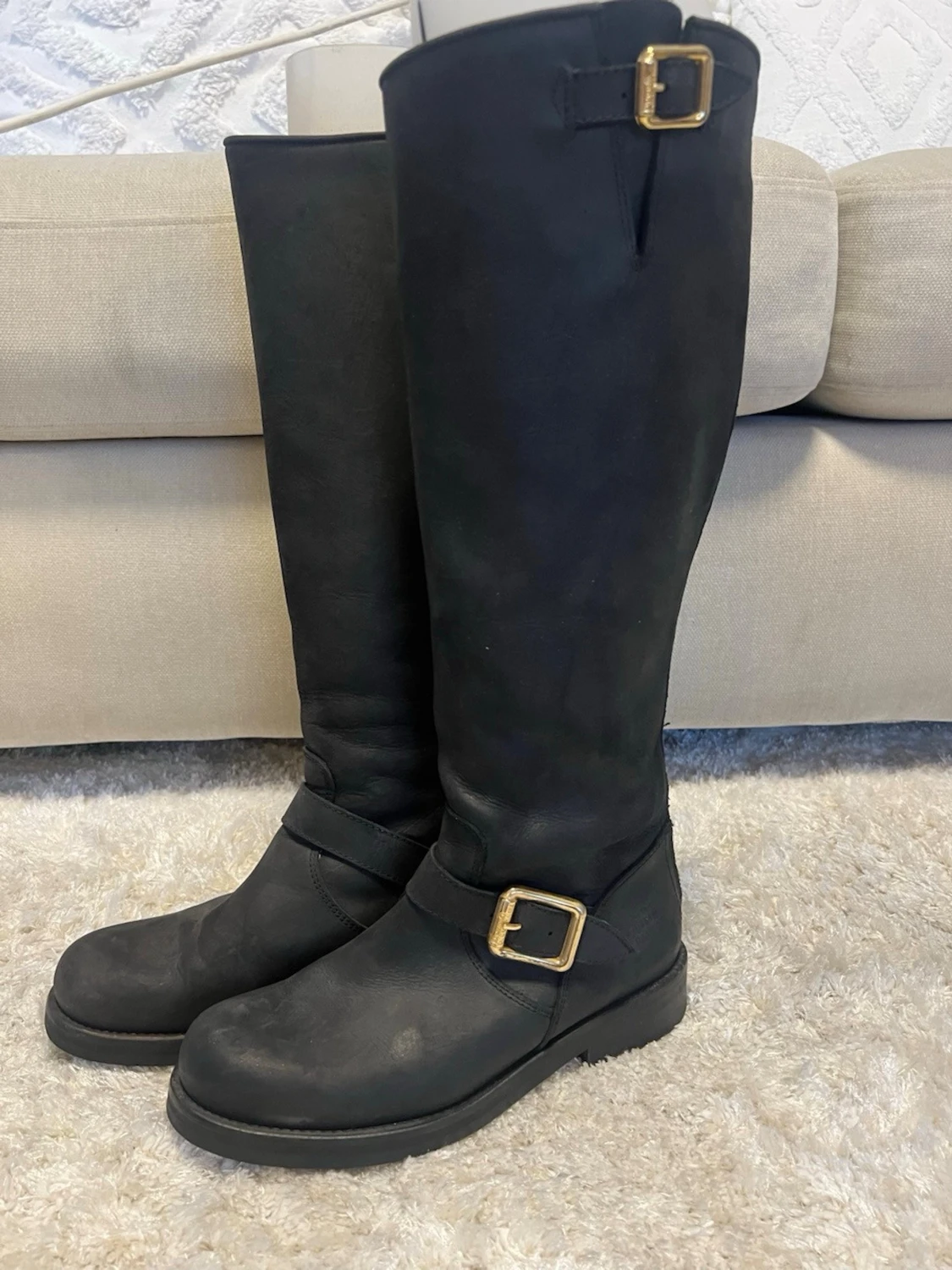 Svarta höga ridstövlar med spänne