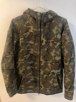 Nike tech hoodie camo - Storlek L, knappt använd