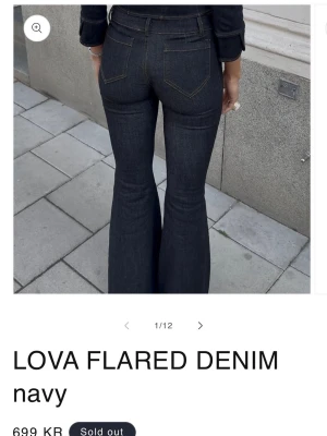 Alobha Jeans 34 & jackan XS - Helt oanvända jeans och jacka från Alobha💖💖 Jeansen är i storlek 34 och jackan är i XS så fint set!! Behöll andra storleken. Jeans säljs för 699kr & jackan 599kr. Setet säljs för 1200kr 