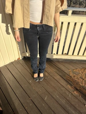 Mörkblå/ svarta raka jeans - Jättesnygga lågmidjade pepejeans!