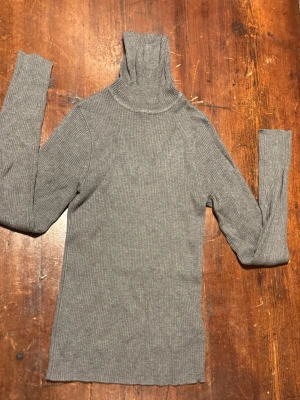 Polotröja Gina Tricot - Grå ribbad polotröja från Gina Tricot i mjukt material. Åtsittande passform, skulle säga passar mer som xs.🩷