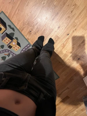 Svarta raka jeans med låg midja - Säljer ett par svarta jeans med rak passform och låg midja. Jeansen har klassisk femficksdesign och är tillverkade i ett denimtyg. Perfekta för en avslappnad och trendig look. Använda 1-3 gånger. Ny pris ca 400. Säljer för att dem sitter lite stort på mig. 