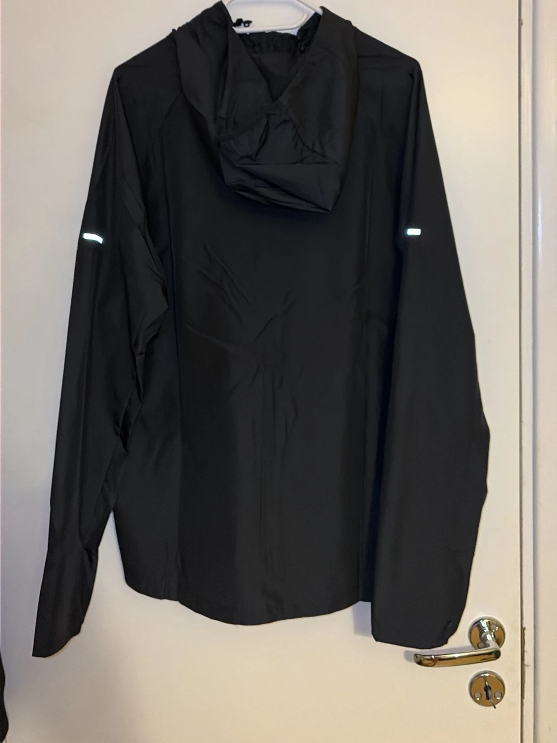 Svart vindjacka från Nike med huva - 2