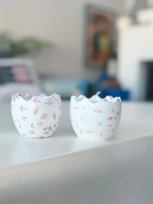  2 Handgjorda ljushållare fyllda med sojavax - annan färg finns att få  - Supergulliga handgjorda ljus i dekorativa ägg 🥚✨ Perfekta som inredningsdetalj eller present!  • Tillverkade av naturligt sojavax • Handmålade med små blommor – varje är unik • Brinner rent och fint • När ljuset brunnit upp kan ägget enkelt återanvändas som dekoration, kruka eller för nya ljus  Perfekt som present – kan även slås in fint om du vill ge bort 💝  Säljs som set (2 st)