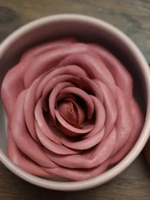 Rosformad bronzer från Veronni - Unik bronzer från Veronni i en rosformad design. Färgen är en varm, dammigt rosa-brun ton som ger ansiktet ett naturligt solkysst glow. Kommer i en rund ask med genomskinligt lock och snygg detalj. Perfekt för dig som gillar kreativa sminkprodukter.