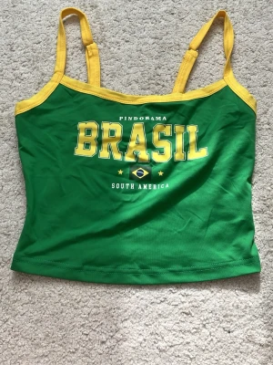 Crop top - Snyggt färgglatt linne. Aldrig använt, justerbara axelband. Skriv vid prisförslag eller frågor!☺️