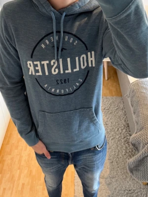 Hollister California Hoodie  - Hollister California Hoodie | Storlek: M, passar dig mellan 180-190 cm | Skick: 9/10, använd fåtal gånger | Bara att skriva vid funderingar✍️