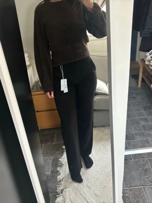 Svarta kostymbyxor med rak passform - Säljer ett par svarta kostymbyxor med rak passform och medelhög midja. Ny med prislapp. 