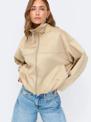 faux suede high neck jacket - faux suede high neck jacket från Gina, slutsåld och populär jacka, aldrig använd och prislapp finns kvar, budgivning sker privat eller så kan man köpa direkt för 1000🥰 hör av dig vid fler frågor💕