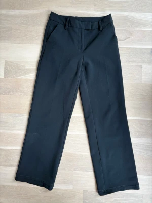 Svarta kostymbyxor  - Från Bikbok i storlek 34! De är uppsydda men går säkert att sprätta upp ( se bilderna)