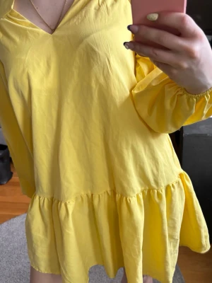 Klänning - Söt gul kortklänning med v-ringning och långa ärmar. Perfekt för vår och sommar💛🐝 Priset är diskuterbart vid snabb affär🥰 