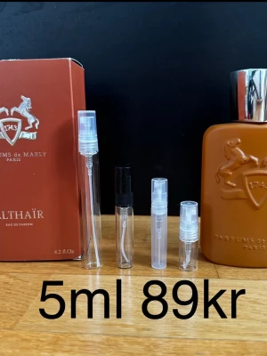 Parfums de Marly Althaïr 5ml - Parfums de Marly Althaïr ✨ En varm, söt och krämig vaniljdoft. Luktar extremt lyxigt och modernt.  ❄️ Passar bäst: höst, vinter  ✨ För dig som vill dofta riktigt exklusivt.  🔥 Rekommenderar bundle – 15+ andra exklusiva parfymer finns.  Priser: 2ml – 49kr 3ml – 59kr 5ml – 89kr 10ml – 159kr  💎 1 ml ≈ ca 20st sprays 