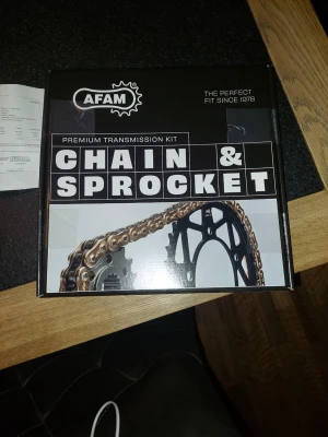 AFAM kedje- och drevkit Rieju MRT - Säljer ett premium transmission kit från AFAM till Rieju MRT 50 (2009-2017). Innehåller kedja (A420R1-G 132L) och två drev (94119-11 och 47103-52) i stål. Perfekt för dig som vill uppgradera eller byta ut din drivlina.