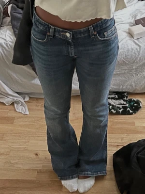 Flare jeans Zara - Så snygga lågmidjade jeans från Zara. Ett av bälteshålen är sönder, kontakta för fler bilder. Lite slitna längst ned. 