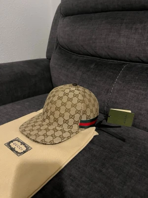 Gucci keps  - Säljer helt ny Gucci keps.                                            Modell: Gucci Canvas.                                                  Vid fler frågor hör av er.    