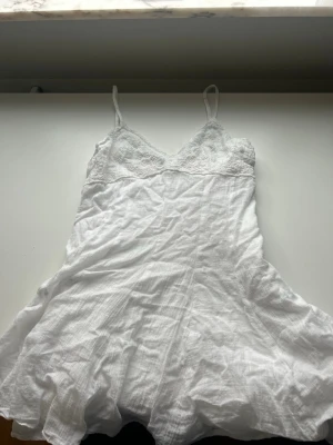 Vit klänning  - Vit kläning från Zara som nästan aldrig är använd. Finns en i svart också om man är intresserad.
