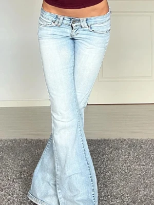 Vintage ljusblå jeans - Jättefina ljusblå jeans från Only, strl 38 på lappen men sitter mer som S (de är dock ganska stretchiga)// midja 37cm tvärsöver (+stretch), innerbenslängd 78cm