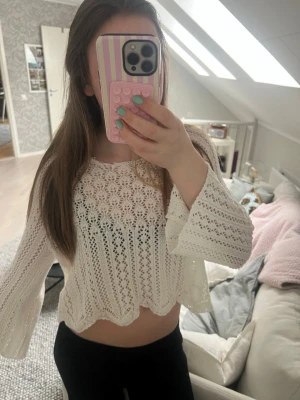 Vit virkad croppad blus - Säljer en superfin vit virkad blus med vida ärmar och croppad passform. Köpt från SALT med märket only. Storlek M men passar S och Xs också! 