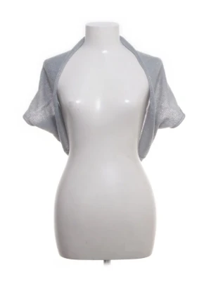Gråglittrig bolero  - Säljer min grå bolero, tyget har lite deskrek glitter på sig, perfekt att ha över ett linne💕