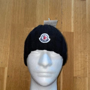 Moncler Mössa, Svart, One size - Högkvalitativ replika One size Pris: 349kr Först till kvarn  Skickas inom 24h