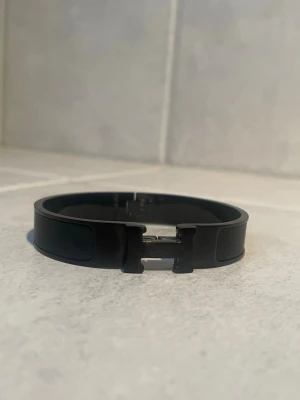Armband - Snyggt svart armband. Armbandet har passform för herrar och ör i mycket bra skick