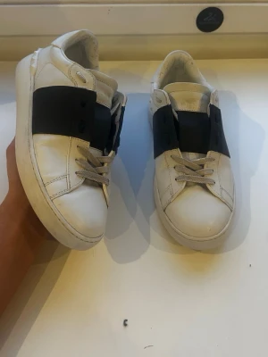 Mörkblåa valentino opens - Mörkblå skor i kalvskinn från Valentino, modell Open, storlek 42. Skorna är i nyskick. Nypris ligger på 7280 kr. Inga originaltillbehör medföljer, endast skorna.  Kolla gärna in profilen också, där finns flera märkeskläder och skor – du hittar säkert något mer som passar 😉💯 Hör av dig om du undrar något!