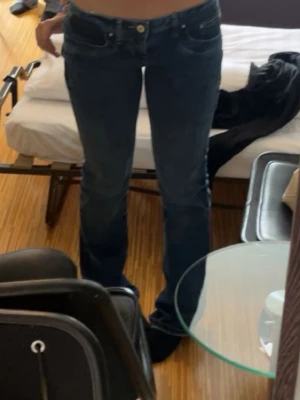 Mörkblå ltb bootcut jeans  - Säljer ett par mörkblå bootcut jeans med låg midja och klassisk märket ltb köpta från Zalando. Skriv om frågor! W27 L34
