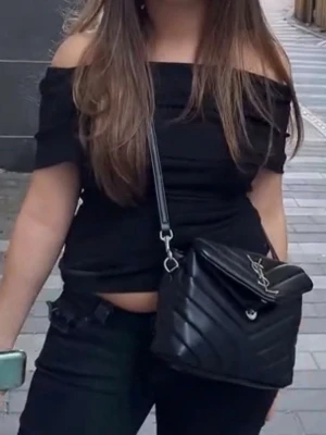 Offshoulder topp Zara - Super snygg svart offshoulder topp från Zara i storlek M men mindre i storleken så skulle säga att den är mer som S. Bra skick, köp direkt för 199kr via köp nu💞😍