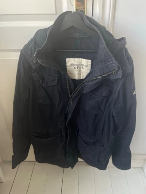 Abercrombie and fitch fieldjacket  - Abercrombie and fitch fieldjacket, väldigt stor på modellen. Inga defekter! Modellen i bilderna är 180 cm 75 kg och bär Storlek L , Kom med frågor! 🌟 (Kan gå ned i pris vid köp av paket 😉) 