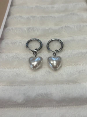 Örhängen med pärlor och hjärtan - Silvriga hoops med hjärtformade vita pärlor💍Superfina och trendiga örhängen💞 Alla örhängen på sista bilden finns även att köpa i både silver och guld🌸