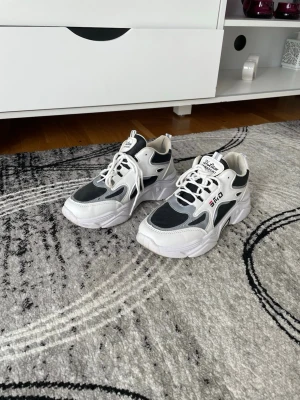 SMD D Litse Taiksport - Säljer dessa skor med storleken 39,5 passar 40 med , använts 2-3 gånger fantastiskt skick.