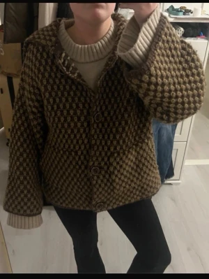 Zara kappa - jättefin kappa från Zara i ullblandning, i nyskick (se dock sista bild). Helt slutsåld och eftertraktad!! Perfekt till våren🙌