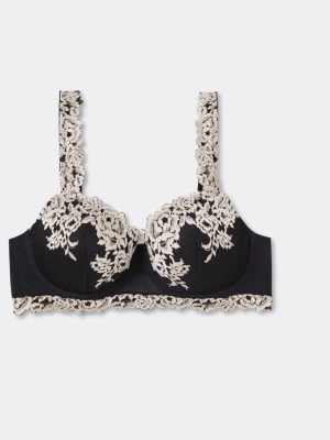 Svart, intimissimi spets-bh - Elegant svart bh med vadderade kupor och vacker beige spetsbrodyr över kupor, band och nederkant. Bh:n har bygel och breda axelband med spetsdetaljer. Perfekt för dig som gillar en lyxig och feminin look. Materialet är en mix av spets och mjuk textil. Har knappt använt så ser ganska så ny ut.