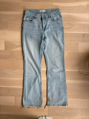 Ljusblåa jeans - Från Gina tricot i storlek 36, petite modell (bilderna är tagna före tvätt därför är det smuts kvar längst ner - efter tvätt är det inte lika mycket kvar)