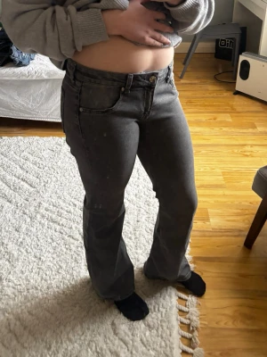 Grå bootcut jeans lowwaist - Säljer ett par gråa bootcut jeans med som har blivit för stora. En av mina favorit jeans som tyvärr inte längre passar. 