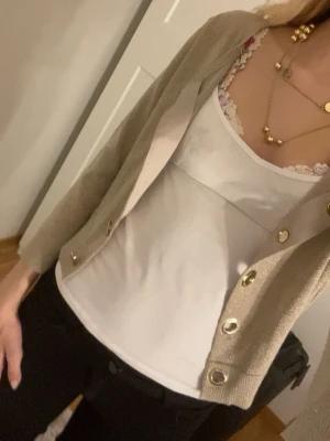 Kofta - En söt guldig CK kofta med 3/4 ärm, den sluta ganska högt upp vid midjan vilket ger en bolero vibe. Koftan saknar en knapp men annars är den i mycket bra skick💗OBS pris går att diskutera 