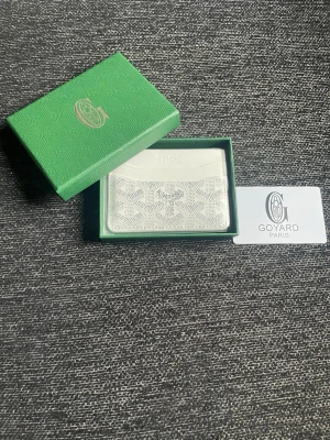 Plånbok  - Snyggt vitt kortfodral från Zara med klassiskt mönster och logga framtill. Tillverkat i exklusivt läder och levereras i original grön ask. Perfekt för kort och ID, smidig att ha i fickan eller väskan.