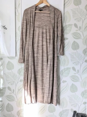 Lång Cardigan Lindex Storlek S-M - -Superskön mjuk tunn och elastisk lång cardigan i jättefint skick. - Använd en gång. - Storlek M men passar S - liten M bäst. . - Jag kan ha missat någon miniskavank men jag har försökt att granska så gott det går