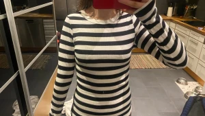 Randig långärmad ribbad topp - Säljer en svartvit randig långärmad topp med ribbad struktur. Toppen har en rund halsringning och sitter tight mot kroppen. Perfekt för dig som gillar en enkel men snygg stil.