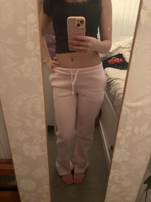 Ljusrosa low waist  mjukisbyxor från Gina tricot  - Säljer ett par low waist mjukis byxor från Gina Tricot, ny pris 259, lappen finns kvar endast testat, den är väldigt lågmidja och långa ben 