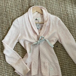 Ljusrosa Odd Molly  - Supersöt ljusrosa kofta från Odd molly. Inga defekter. Passar S 