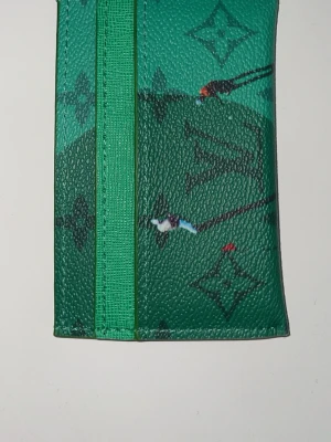 Grön plånbok/ cardholder  - Snygg grön plånbok med klassiskt monogrammönster och lekfulla illustrationer. Tillverkad i tåligt läder med en vertikal grön remsa på framsidan. Perfekt för kort och sedlar, smidig att ha i fickan.