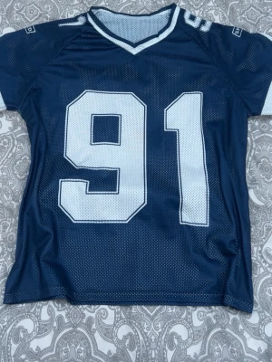 Blå snygg baggy tröja - Snygg blå baggy t-shirt, använd fåtalgånger under mina danslektioner, säljer eftersom att den inte kommer till användning